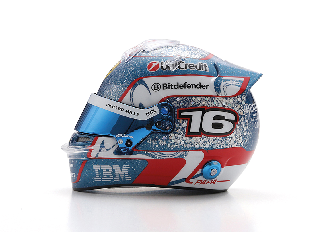 Helm Scuderia Ferrari F1 GP Singapur 2025