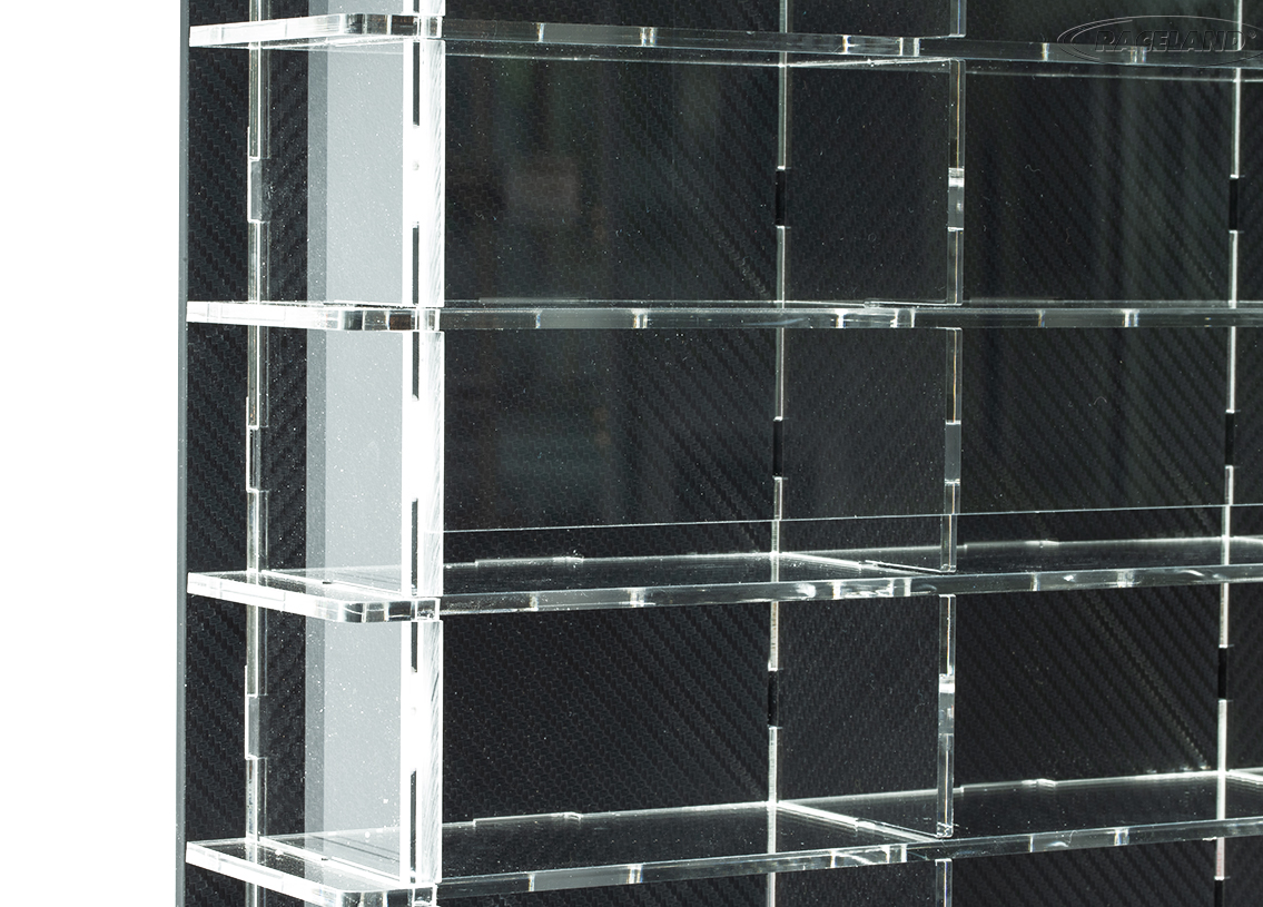 Plexiglas-Wandvitrine Multicase mit Carbon-Design Rückwand
